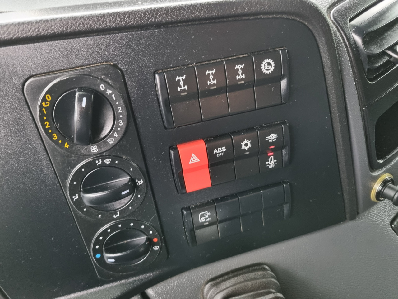 MERCEDES-BENZ ATEGO 1323 4x4 ABROLKIPPER - Konkstõstukiga veoauto: pilt 3 MERCEDES-BENZ ATEGO 1323 4x4 ABROLKIPPER - Konkstõstukiga veoauto: pilt 3