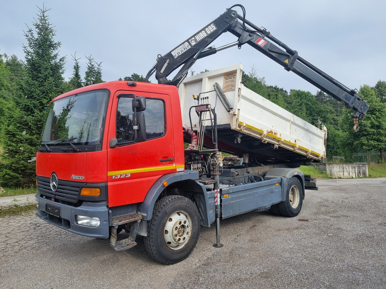 MERCEDES-BENZ ATEGO 1323 4x4 tipper + crane HIAB 095 - Kallurauto, Kraanaga veoauto: pilt 1 MERCEDES-BENZ ATEGO 1323 4x4 tipper + crane HIAB 095 - Kallurauto, Kraanaga veoauto: pilt 1