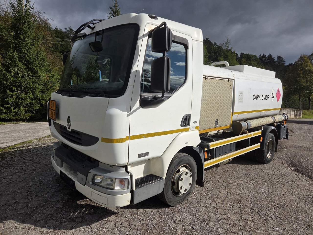 RENAULT MIDLUM 180.10 diesel tanker + dispensing + print - Tsisternauto: pilt 1 RENAULT MIDLUM 180.10 diesel tanker + dispensing + print - Tsisternauto: pilt 1