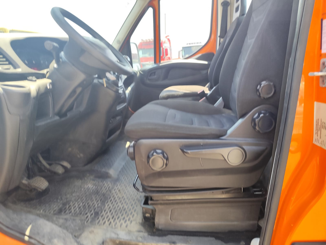 IVECO DAILY 35-140 - Kraanaga veoauto: pilt 4 IVECO DAILY 35-140 - Kraanaga veoauto: pilt 4
