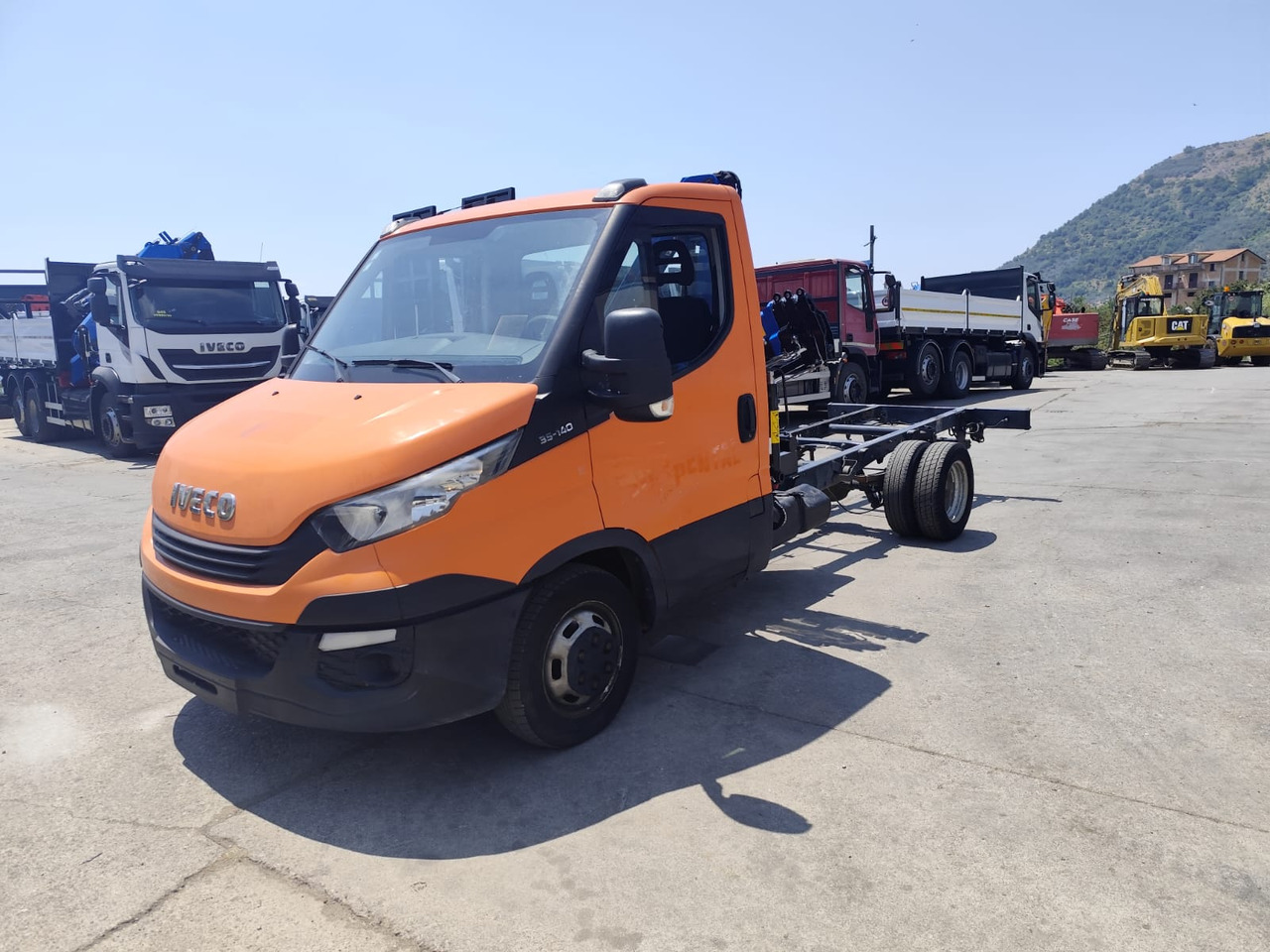 IVECO DAILY 35-140 - Kraanaga veoauto: pilt 1 IVECO DAILY 35-140 - Kraanaga veoauto: pilt 1