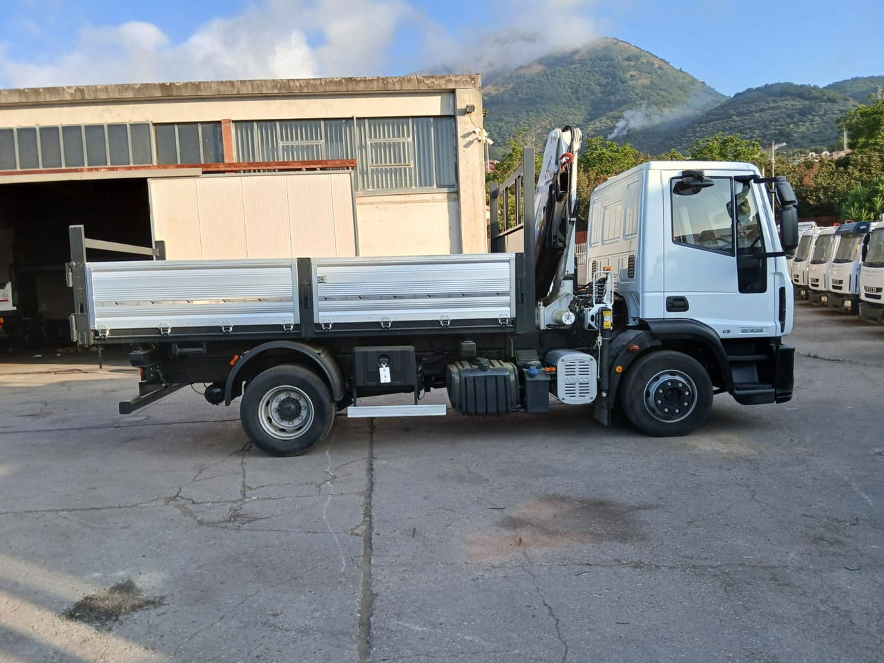 IVECO EUROCARGO 120E28P - Kraanaga veoauto: pilt 3 IVECO EUROCARGO 120E28P - Kraanaga veoauto: pilt 3