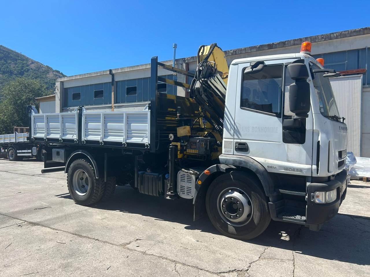IVECO EUROCARGO 160E28 - Kraanaga veoauto: pilt 2 IVECO EUROCARGO 160E28 - Kraanaga veoauto: pilt 2