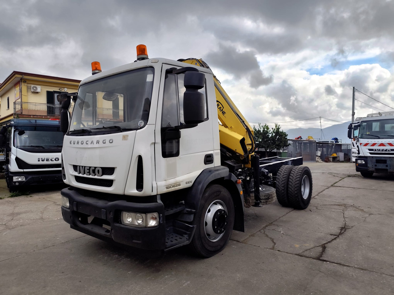 IVECO EUROCARGO 160E28 - Kraanaga veoauto: pilt 1 IVECO EUROCARGO 160E28 - Kraanaga veoauto: pilt 1