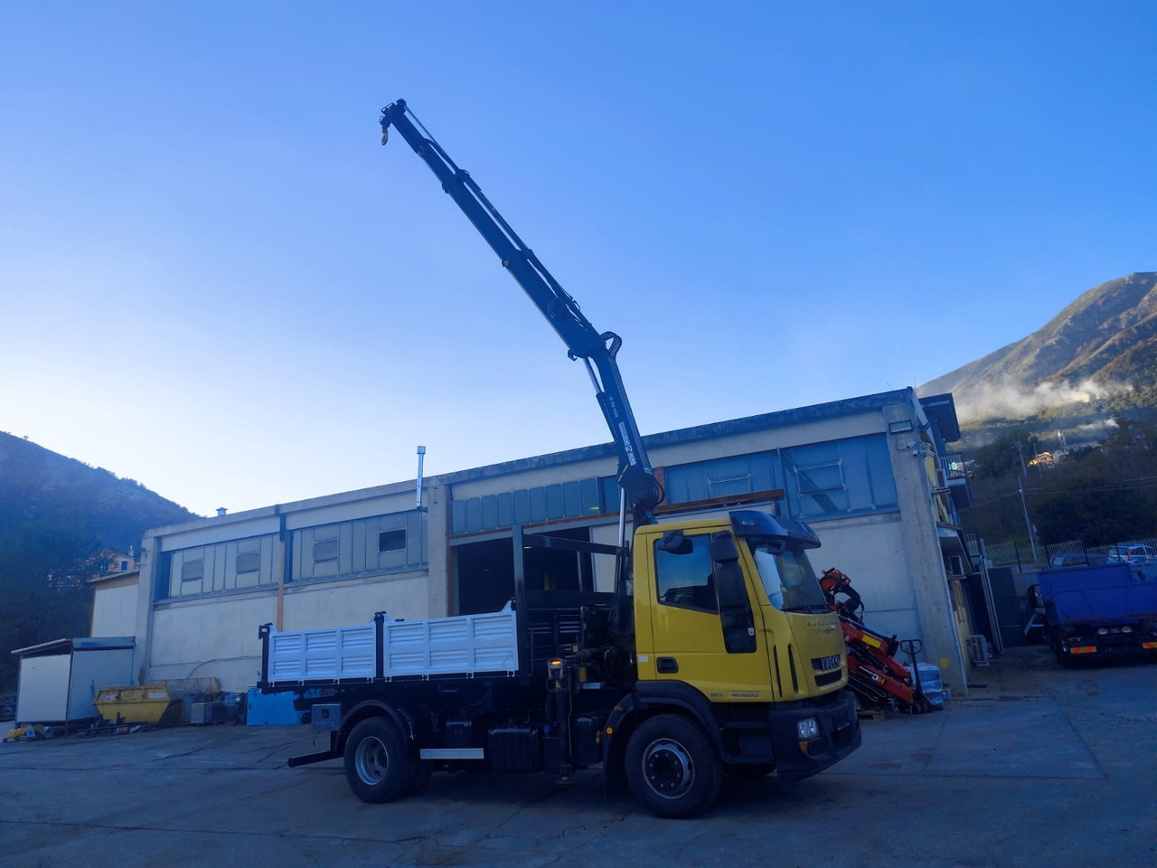 IVECO EUROCARGO 160E30 - Kraanaga veoauto: pilt 2 IVECO EUROCARGO 160E30 - Kraanaga veoauto: pilt 2