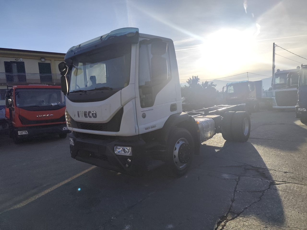 IVECO EUROCARGO 180-320 - Kabiinišassiiga veoauto: pilt 1 IVECO EUROCARGO 180-320 - Kabiinišassiiga veoauto: pilt 1