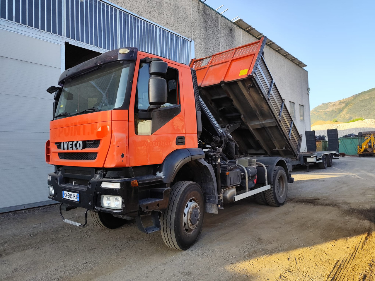 IVECO TRAKKER 190T36 - Kraanaga veoauto: pilt 2 IVECO TRAKKER 190T36 - Kraanaga veoauto: pilt 2