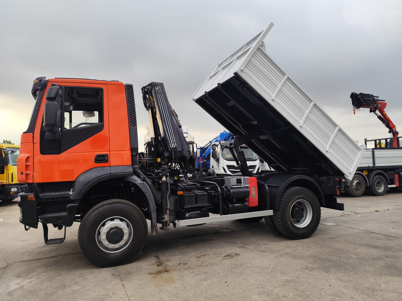 IVECO TRAKKER 190T36 - Kraanaga veoauto: pilt 2 IVECO TRAKKER 190T36 - Kraanaga veoauto: pilt 2