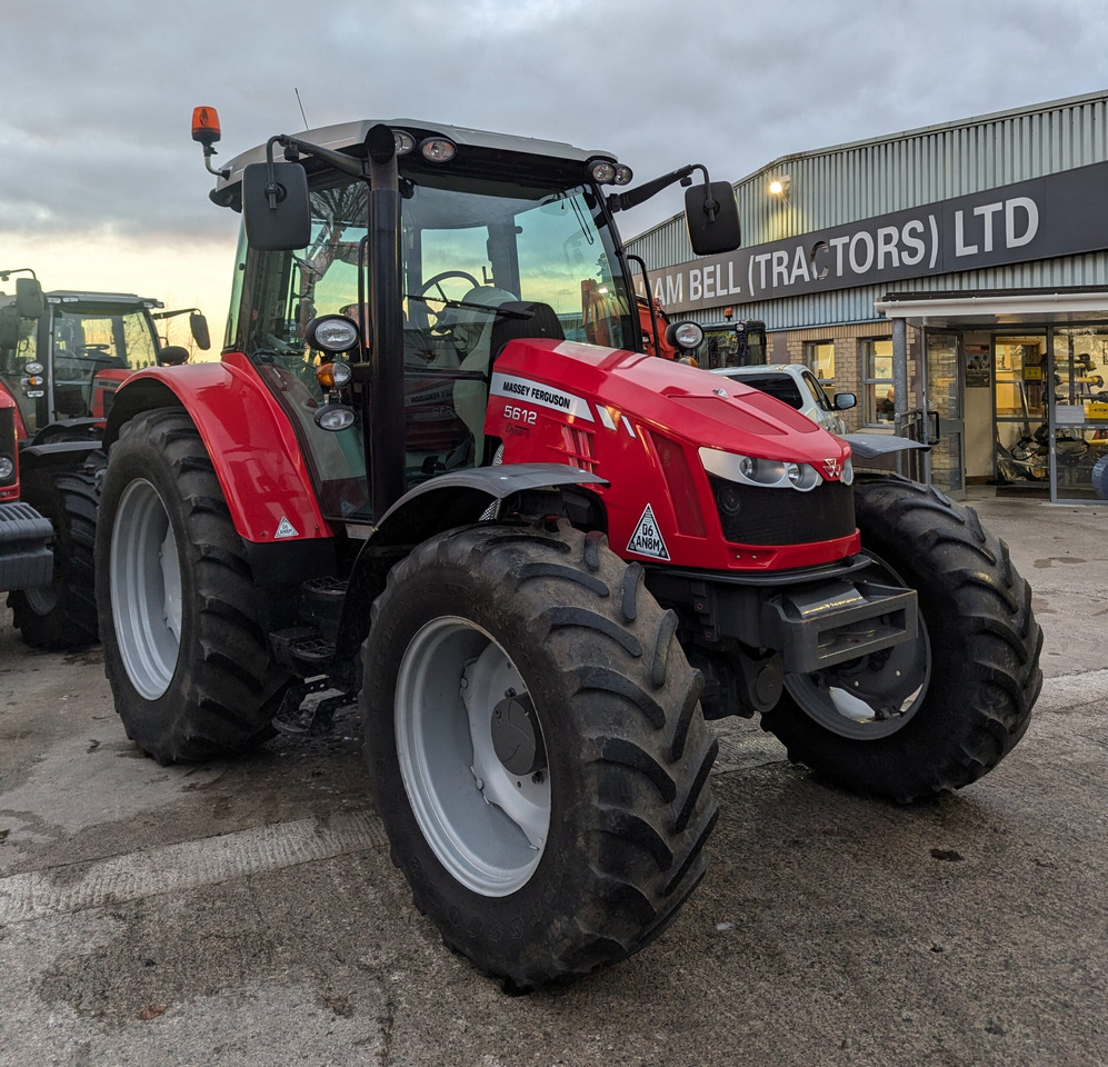Traktor 2015 MF 5612, Only 3030 hours: pilt 1