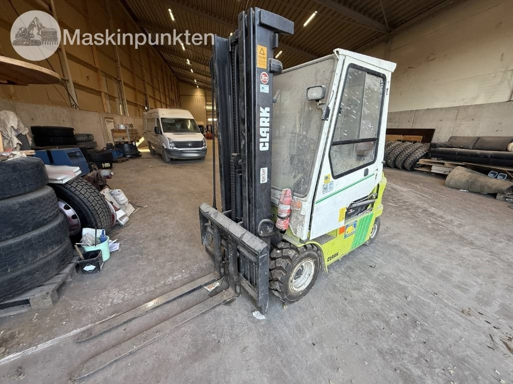 Clark CEM 25 - Diiseltõstuk: pilt 2 Clark CEM 25 - Diiseltõstuk: pilt 2