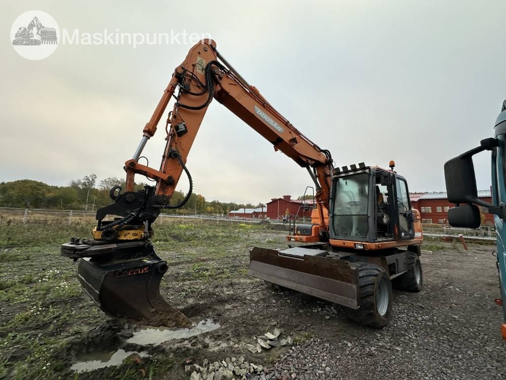 Doosan DX 140 W med vagn och redskap - Ratastel ekskavaator: pilt 1 Doosan DX 140 W med vagn och redskap - Ratastel ekskavaator: pilt 1