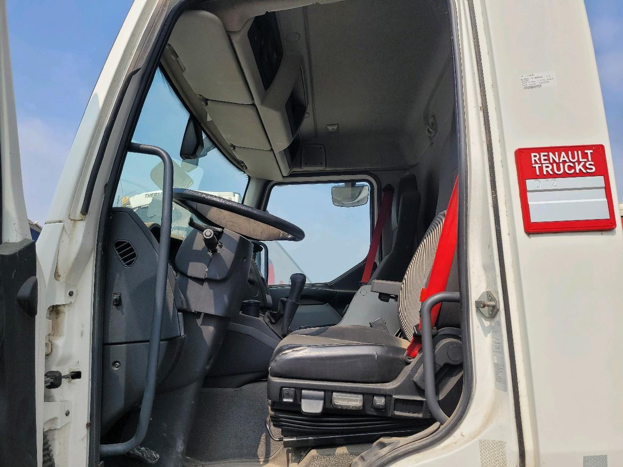 Interior photo 1: Kabiinišassiiga veoauto RENAULT D12