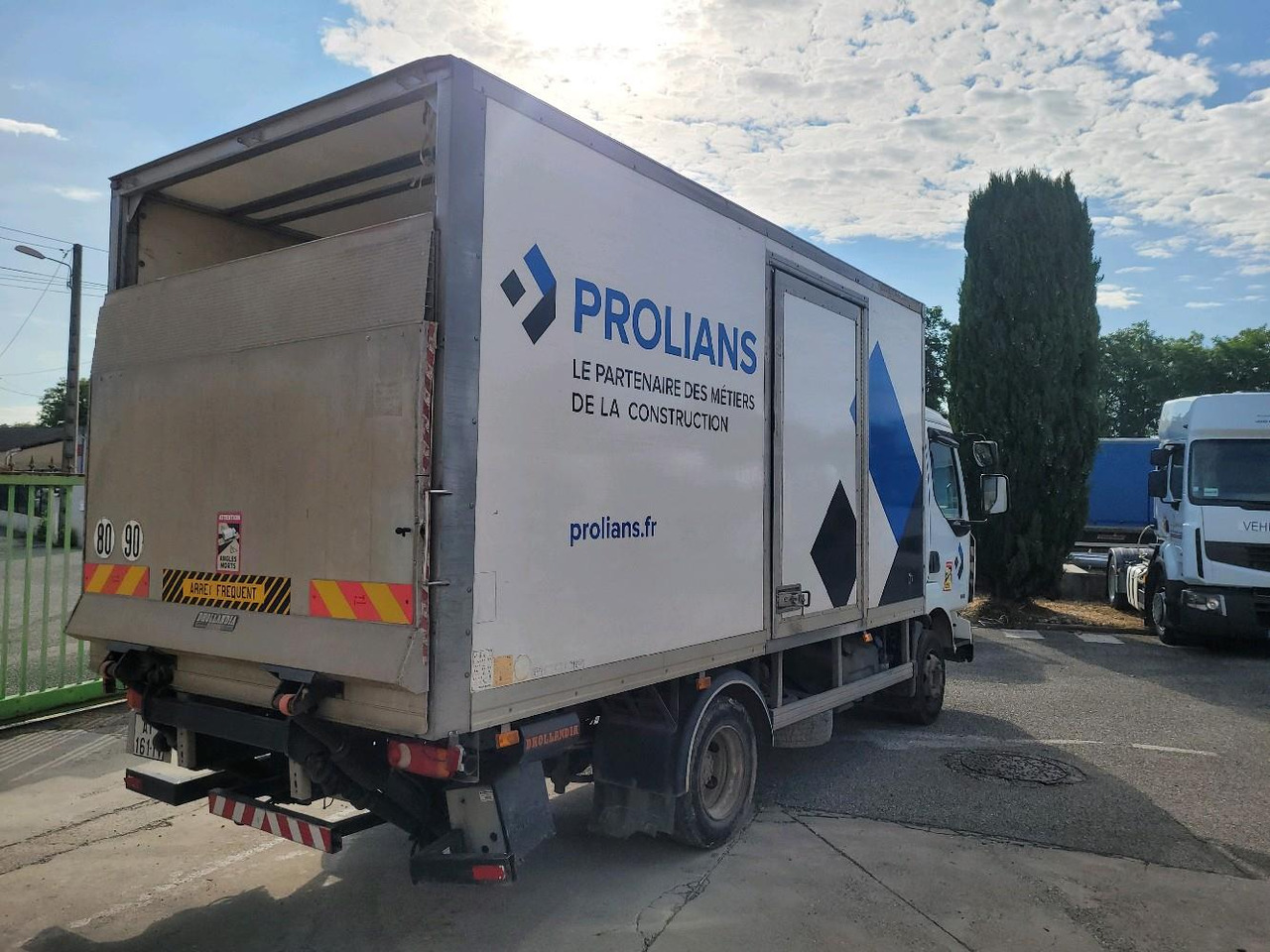 RENAULT MIDLUM 180 DXL - Kasti veoauto: pilt 4 RENAULT MIDLUM 180 DXL - Kasti veoauto: pilt 4