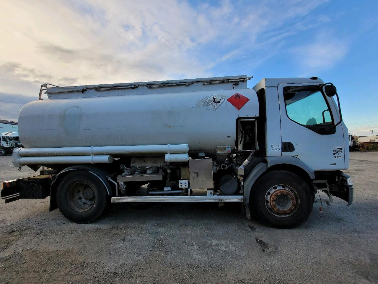 RENAULT PREMIUM 210.19 CITERNE - Tsisternauto: pilt 3 RENAULT PREMIUM 210.19 CITERNE - Tsisternauto: pilt 3