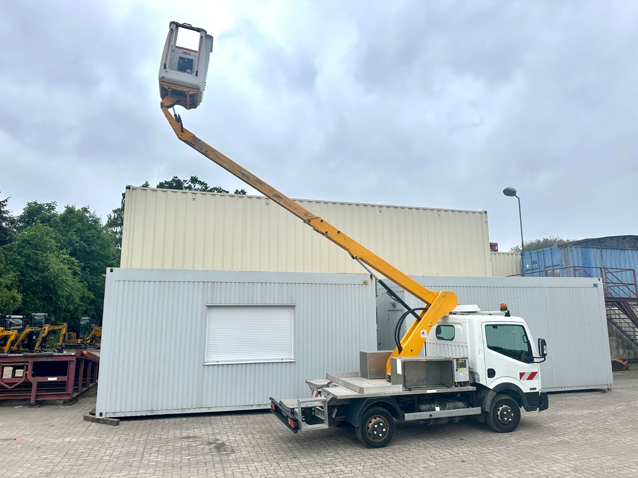Nissan Cabstar mit Topy11 Arbeitsbühne / 11 Meter - Veoautolt tõusev platvorm: pilt 3 Nissan Cabstar mit Topy11 Arbeitsbühne / 11 Meter - Veoautolt tõusev platvorm: pilt 3