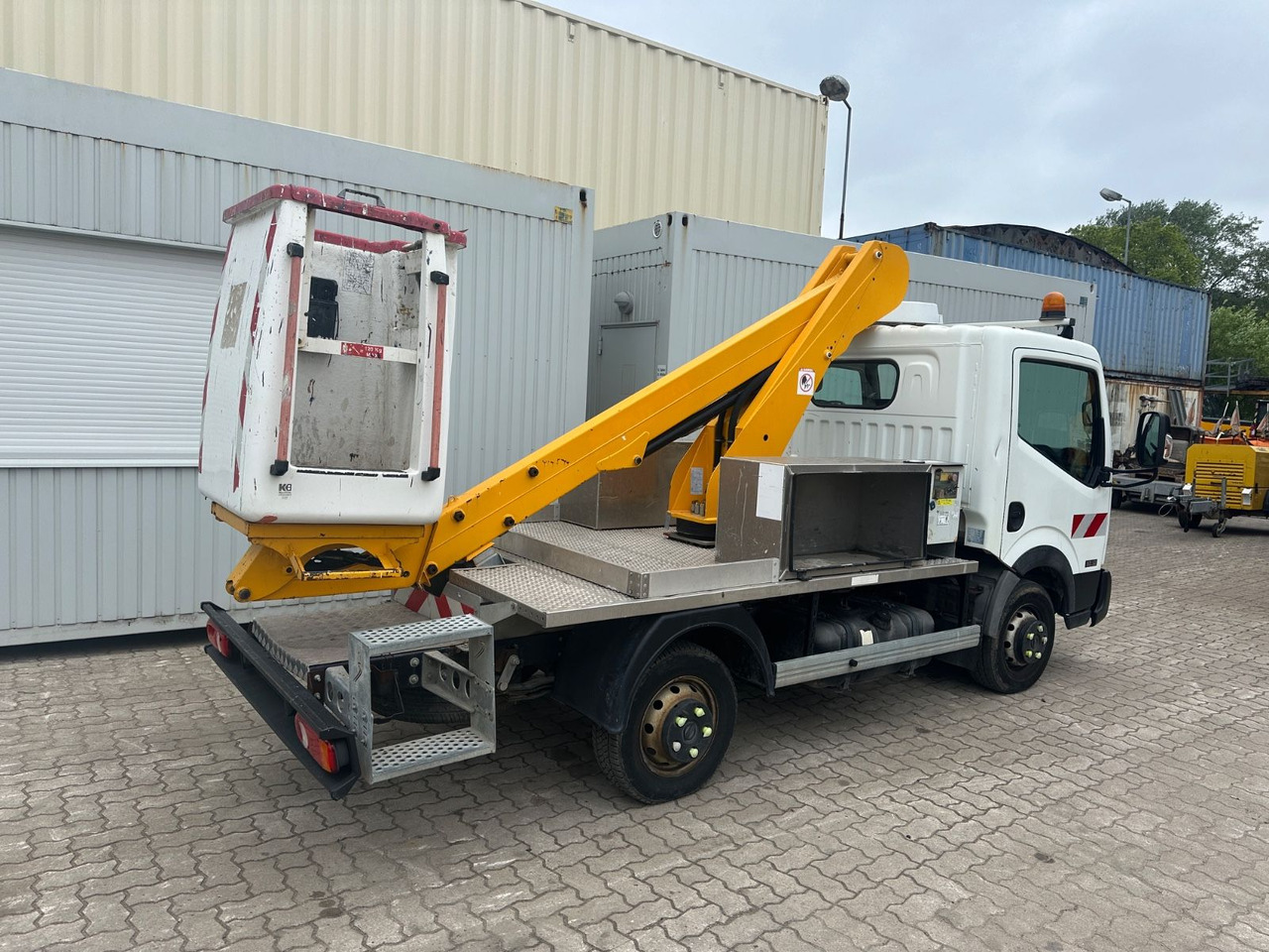 Nissan Cabstar mit Topy11 Arbeitsbühne / 11 Meter - Veoautolt tõusev platvorm: pilt 4 Nissan Cabstar mit Topy11 Arbeitsbühne / 11 Meter - Veoautolt tõusev platvorm: pilt 4
