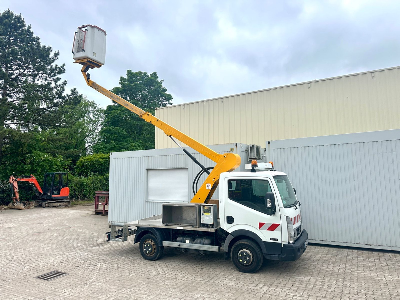 Nissan Cabstar mit Topy11 Arbeitsbühne / 11 Meter - Veoautolt tõusev platvorm: pilt 1 Nissan Cabstar mit Topy11 Arbeitsbühne / 11 Meter - Veoautolt tõusev platvorm: pilt 1