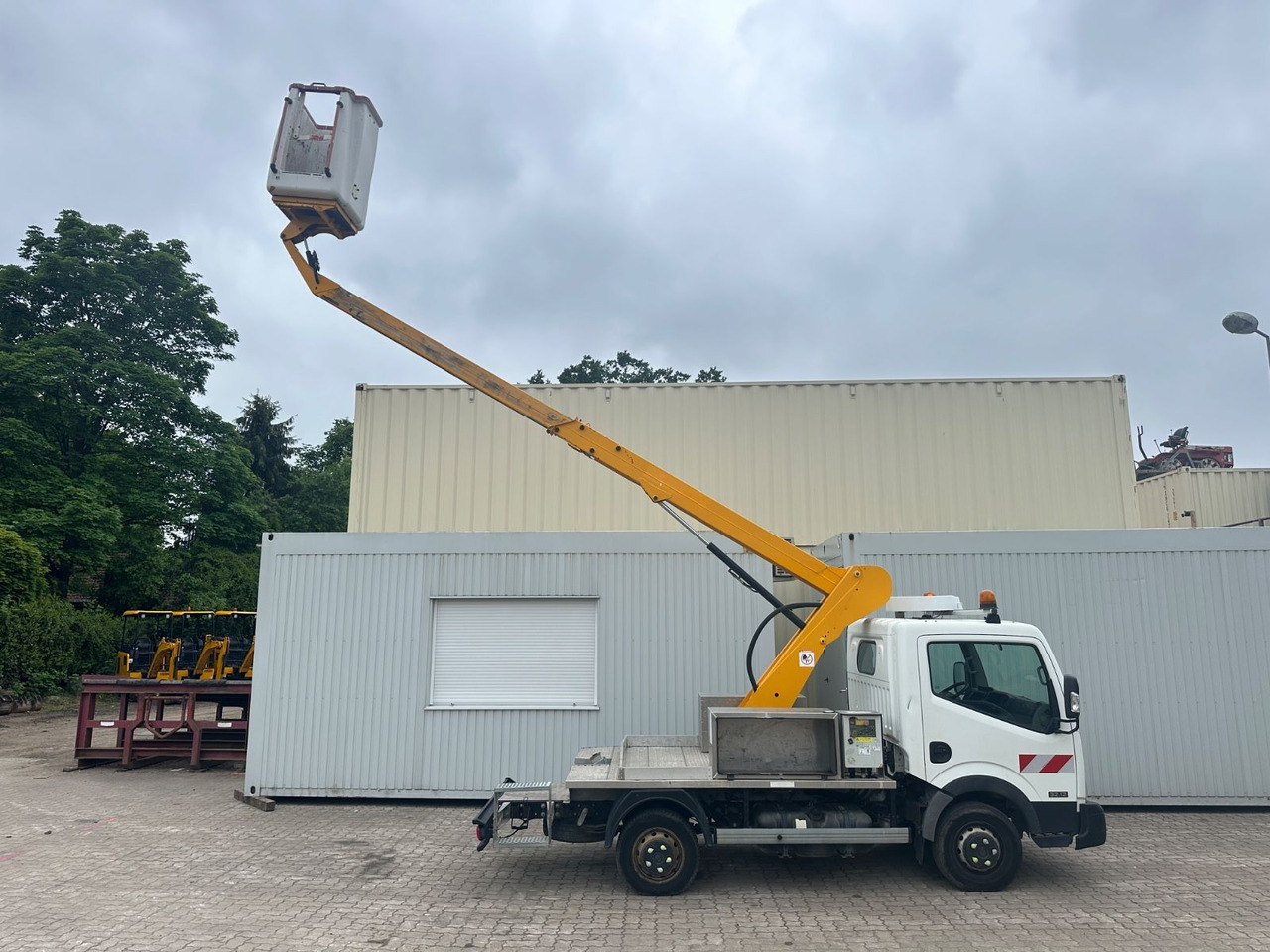 Nissan Cabstar mit Topy11 Arbeitsbühne / 11 Meter - Veoautolt tõusev platvorm: pilt 2 Nissan Cabstar mit Topy11 Arbeitsbühne / 11 Meter - Veoautolt tõusev platvorm: pilt 2