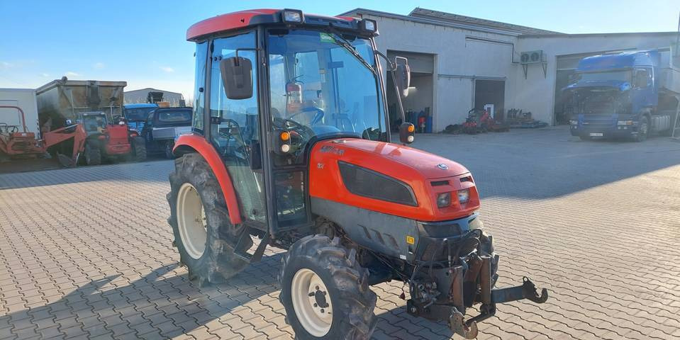Kioti EX50 HST 50KM klimatyzacja przedni TUZ - Traktor: pilt 4 Kioti EX50 HST 50KM klimatyzacja przedni TUZ - Traktor: pilt 4
