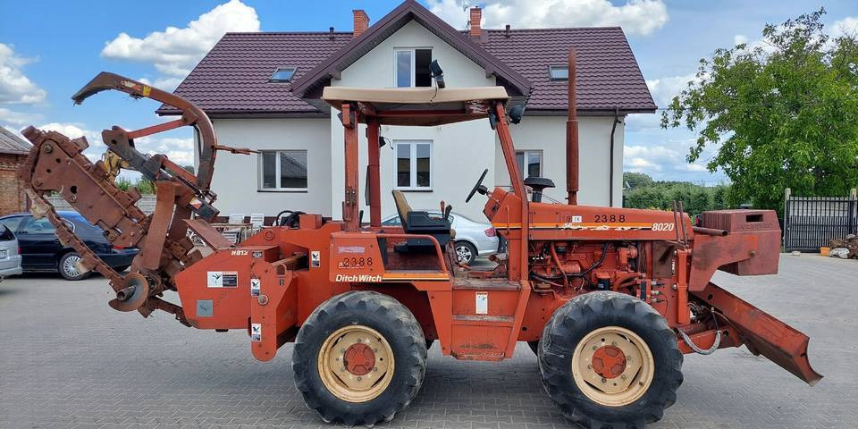 Koparka łańcuchowa Ditch Witch 8020 85KM - Kraavikaevamismasin: pilt 1 Koparka łańcuchowa Ditch Witch 8020 85KM - Kraavikaevamismasin: pilt 1