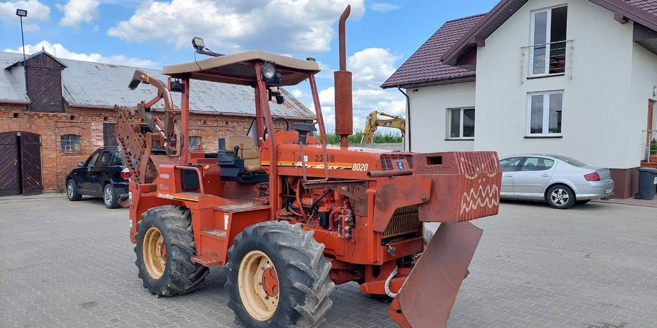 Koparka łańcuchowa Ditch Witch 8020 85KM - Kraavikaevamismasin: pilt 2 Koparka łańcuchowa Ditch Witch 8020 85KM - Kraavikaevamismasin: pilt 2