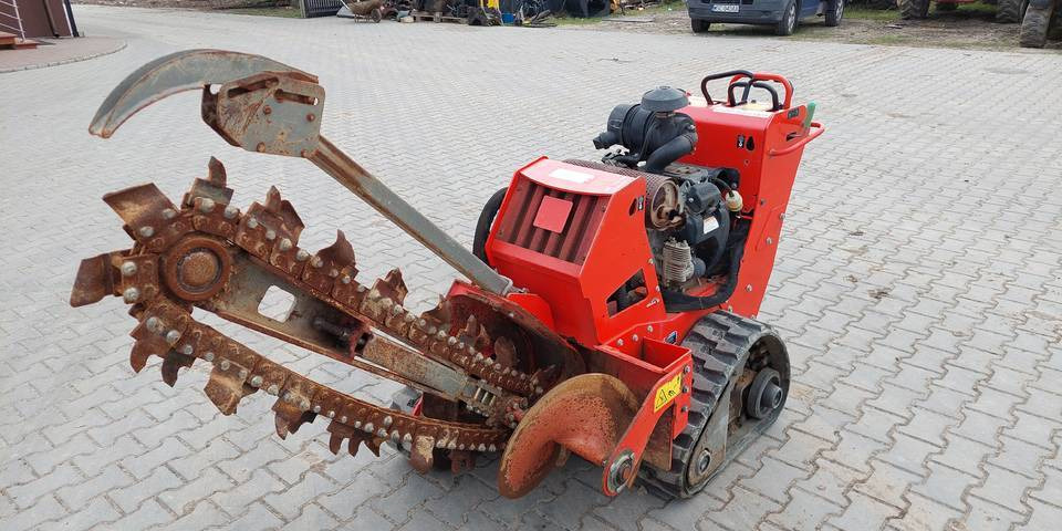 Koparka łańcuchowa Ditch Witch C24X 24 KM Honda - Kraavikaevamismasin: pilt 2 Koparka łańcuchowa Ditch Witch C24X 24 KM Honda - Kraavikaevamismasin: pilt 2