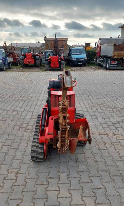 Koparka łańcuchowa Ditch Witch C24X 24 KM Honda - Kraavikaevamismasin: pilt 3 Koparka łańcuchowa Ditch Witch C24X 24 KM Honda - Kraavikaevamismasin: pilt 3