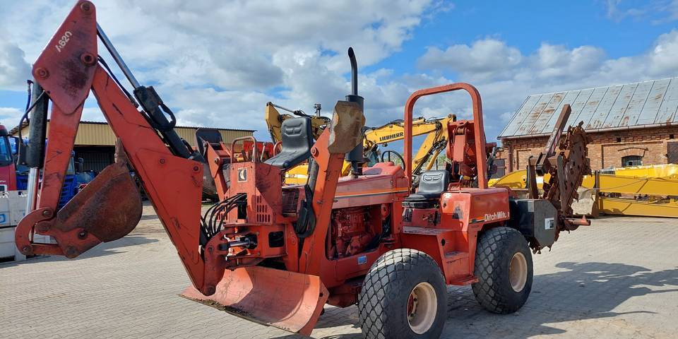 Koparka łańcuchowa pługoukładacz Ditch Witch 8020 Combo - Kraavikaevamismasin: pilt 3 Koparka łańcuchowa pługoukładacz Ditch Witch 8020 Combo - Kraavikaevamismasin: pilt 3