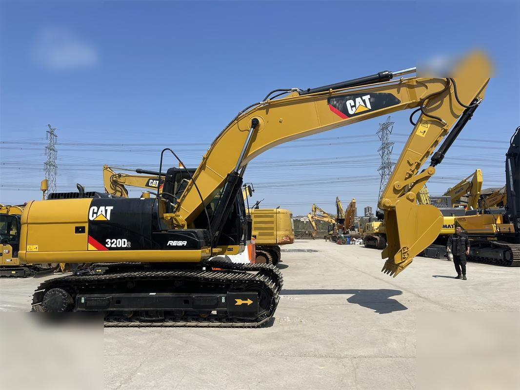 CATERPILLAR 320D2 - Lintekskavaator: pilt 4 CATERPILLAR 320D2 - Lintekskavaator: pilt 4