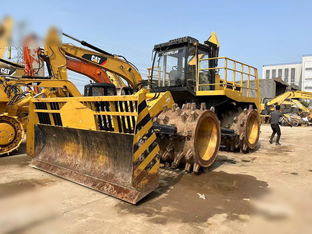 CATERPILLAR 826G - Tihendaja: pilt 1 CATERPILLAR 826G - Tihendaja: pilt 1