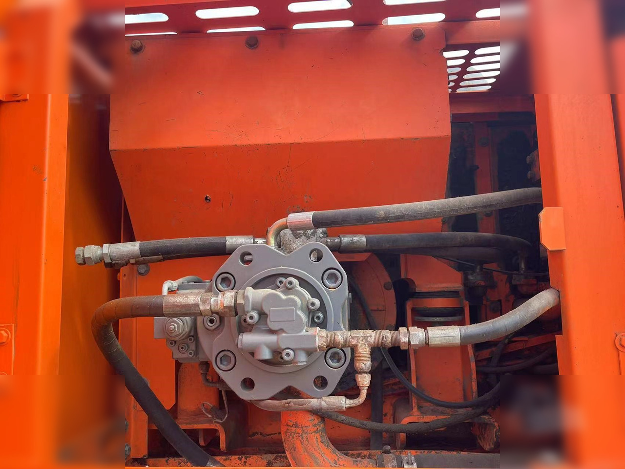 DOOSAN DX225 LCA - Lintekskavaator: pilt 3 DOOSAN DX225 LCA - Lintekskavaator: pilt 3