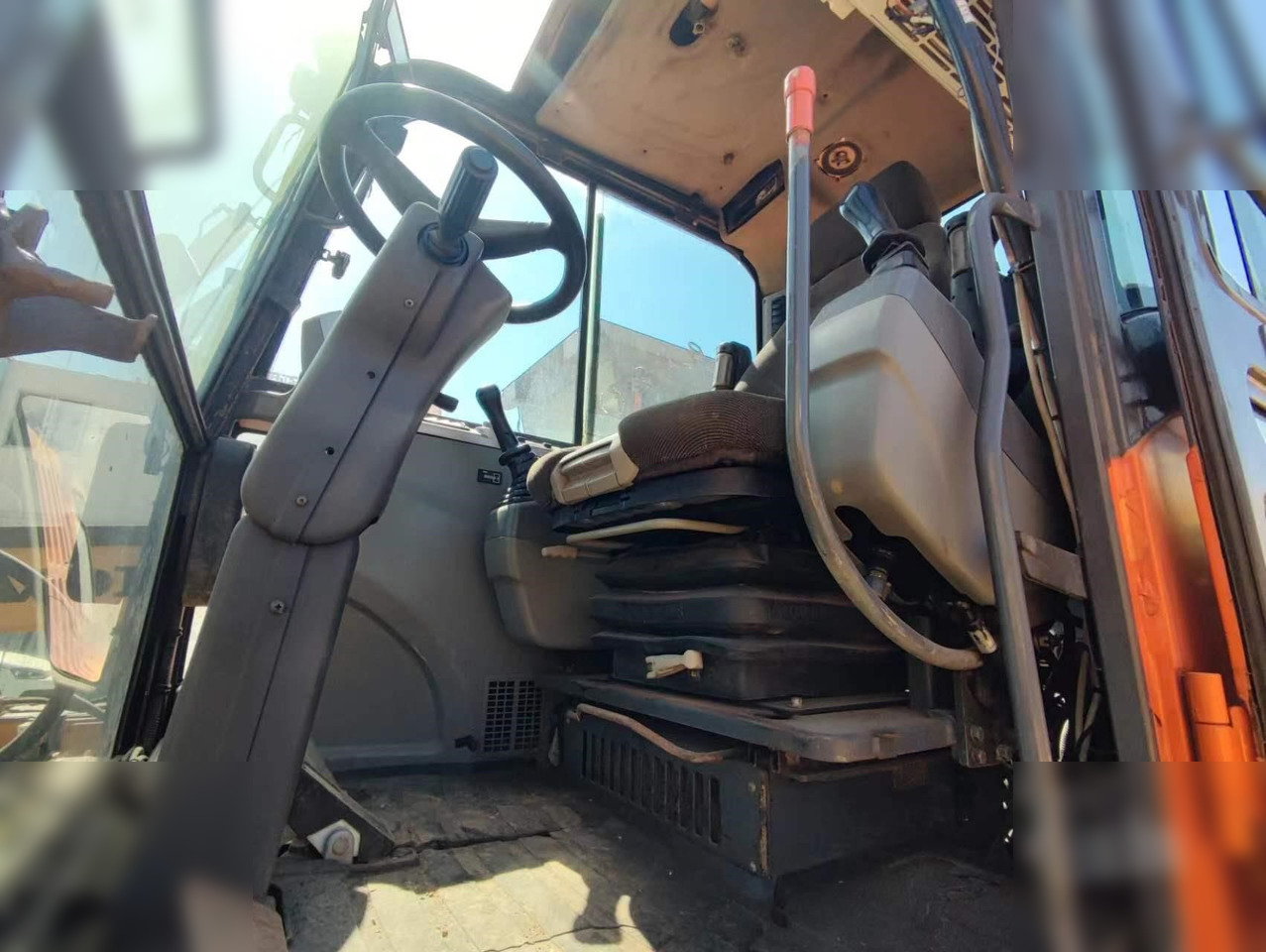 DOOSAN DX60W ECO - Ratastel ekskavaator: pilt 2 DOOSAN DX60W ECO - Ratastel ekskavaator: pilt 2