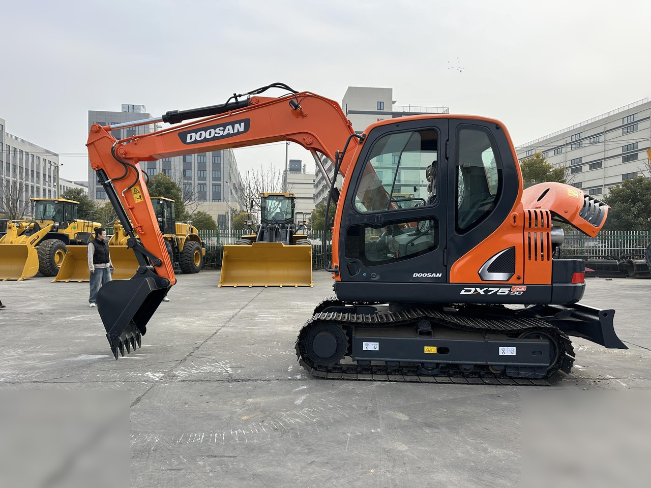 DOOSAN DX75-9CN - Lintekskavaator: pilt 1 DOOSAN DX75-9CN - Lintekskavaator: pilt 1