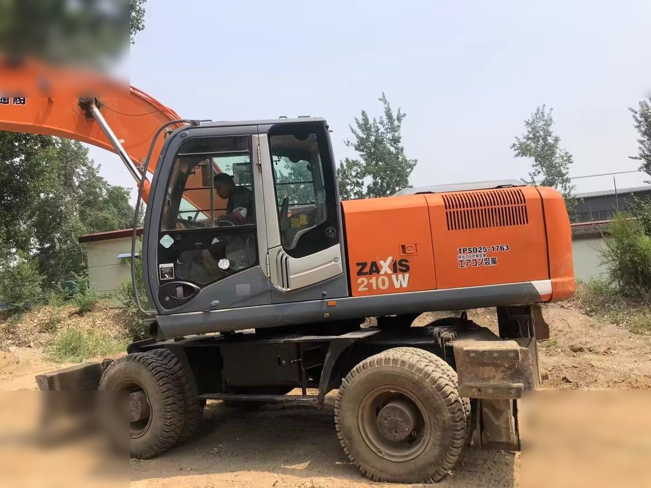HITACHI ZX210W - Ratastel ekskavaator: pilt 5 HITACHI ZX210W - Ratastel ekskavaator: pilt 5
