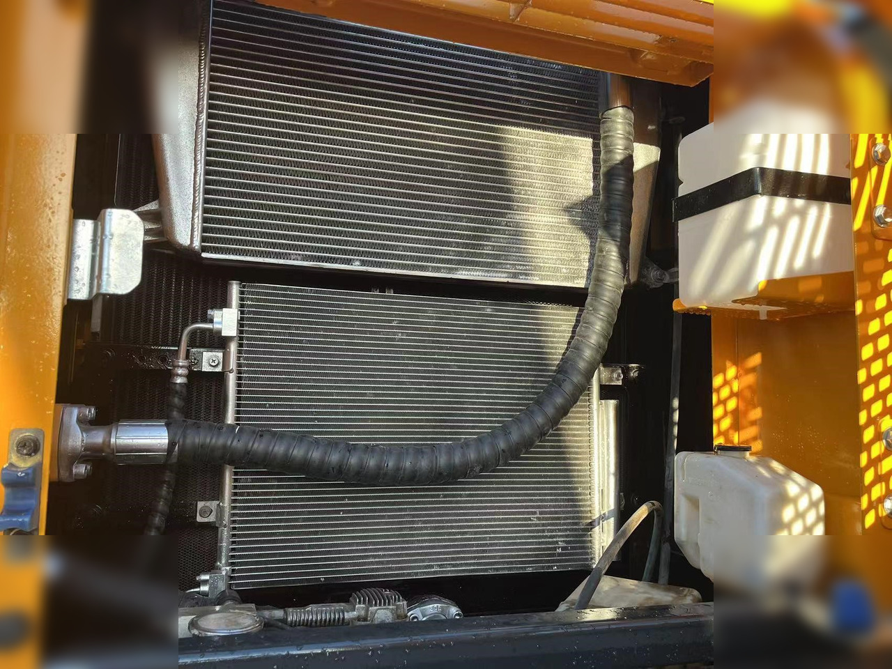 HYUNDAI ROBEX 220 LC-9S - Lintekskavaator: pilt 3 HYUNDAI ROBEX 220 LC-9S - Lintekskavaator: pilt 3