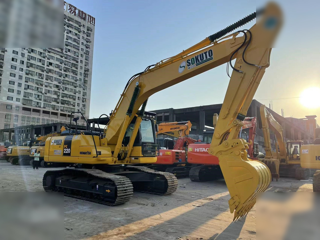 KOMATSU PC220-8 - Lintekskavaator: pilt 2 KOMATSU PC220-8 - Lintekskavaator: pilt 2