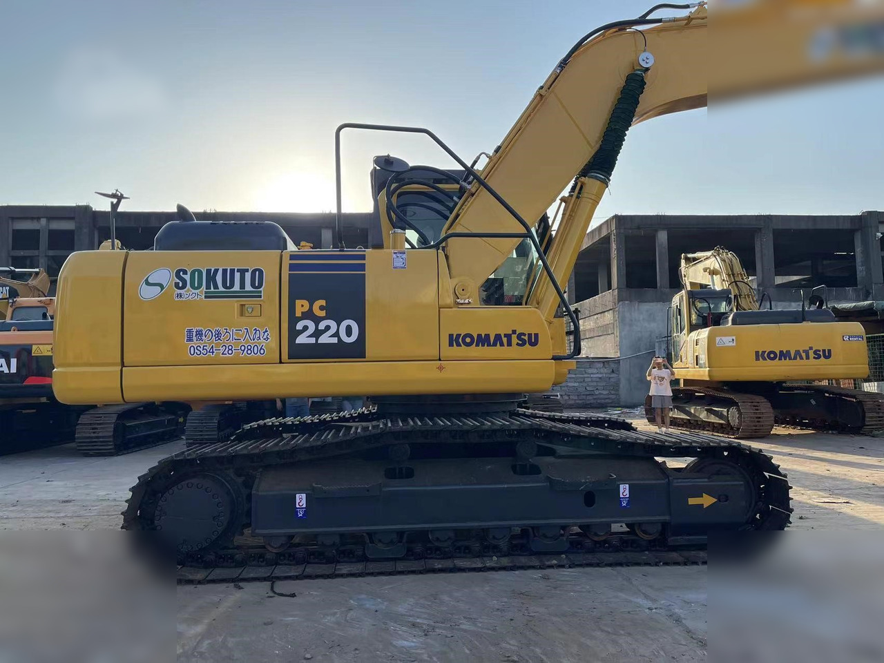 Lintekskavaator KOMATSU PC220-8: pilt 6