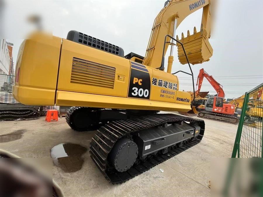KOMATSU PC300-8 - Lintekskavaator: pilt 3 KOMATSU PC300-8 - Lintekskavaator: pilt 3