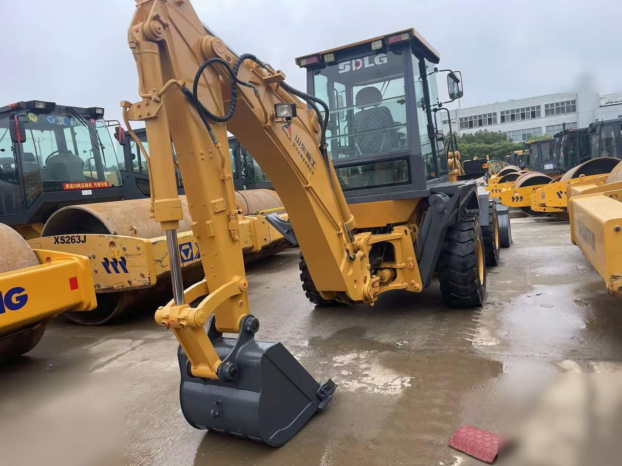 SDLG LGB680 - Ekskavaator-laadur: pilt 2 SDLG LGB680 - Ekskavaator-laadur: pilt 2