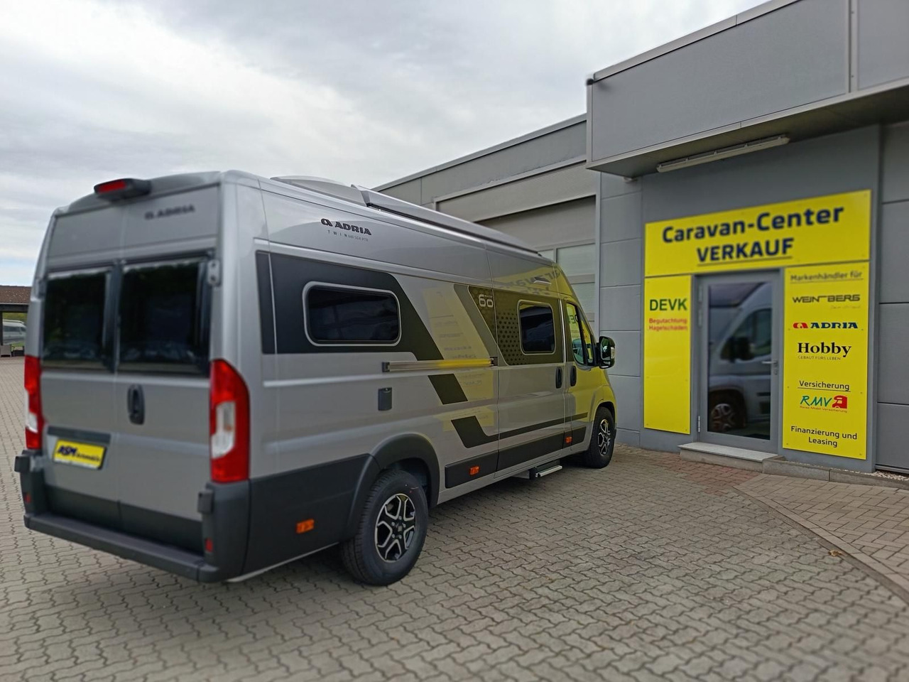 Adria Twin "60Y" 640 SGX 4,25MAXI*JUBILEE*AUFSTELLDACH - Campervan: pilt 4 Adria Twin "60Y" 640 SGX 4,25MAXI*JUBILEE*AUFSTELLDACH - Campervan: pilt 4