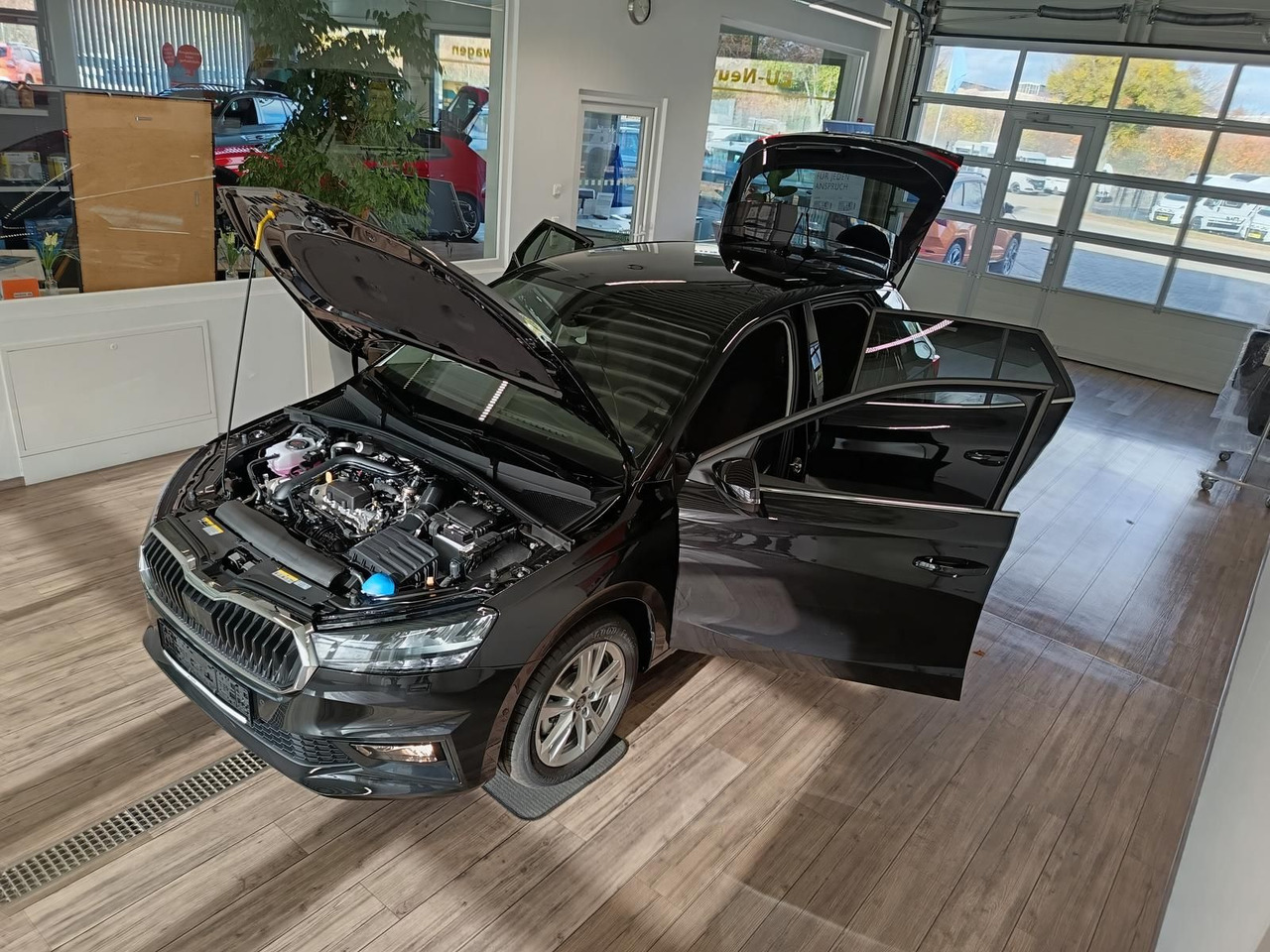 Skoda Fabia 130 Jahre 1,0TSI DSG*AHK-VORBER.*LED*R-KAM - Sedaan: pilt 2 Skoda Fabia 130 Jahre 1,0TSI DSG*AHK-VORBER.*LED*R-KAM - Sedaan: pilt 2