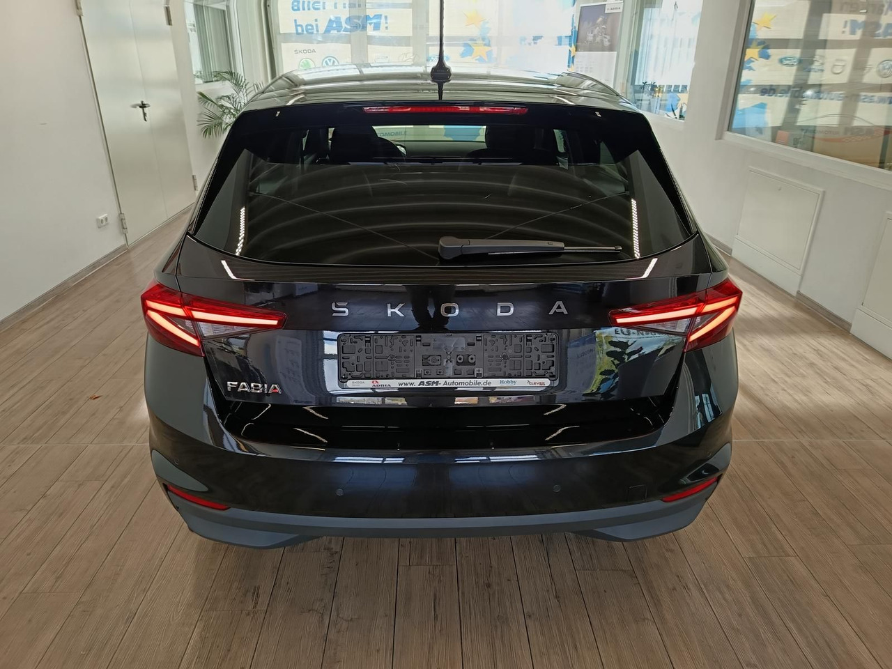 Skoda Fabia 130 Jahre 1,0TSI DSG*AHK-VORBER.*LED*R-KAM - Sedaan: pilt 5 Skoda Fabia 130 Jahre 1,0TSI DSG*AHK-VORBER.*LED*R-KAM - Sedaan: pilt 5