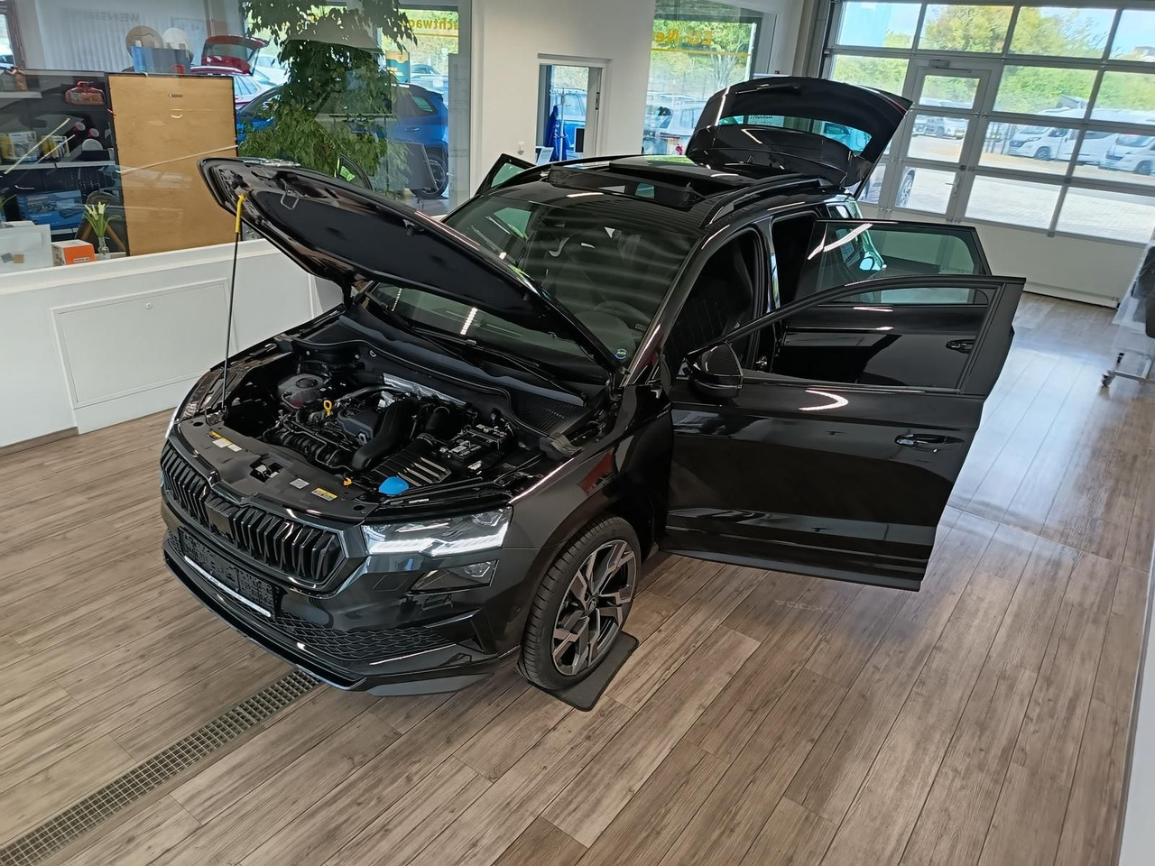 Skoda Karoq Sportline 1,5 TSI DSG*AHK*PSD*STD.HZG*NAVI - Maastur: pilt 2 Skoda Karoq Sportline 1,5 TSI DSG*AHK*PSD*STD.HZG*NAVI - Maastur: pilt 2