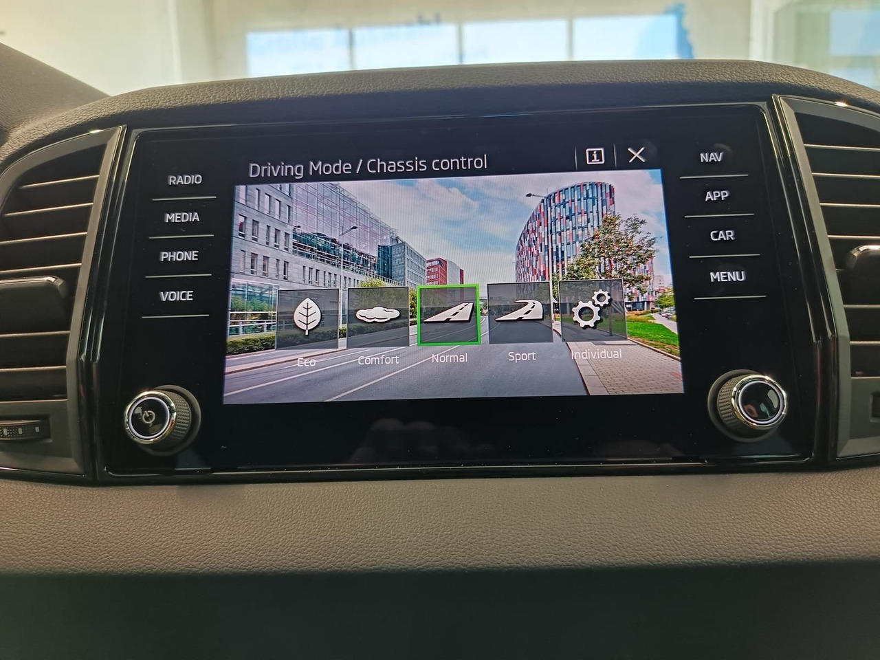 Maastur Skoda Karoq Sportline 1,5TSI DSG*AHK*360°*5J.GARANTIE*: pilt 16