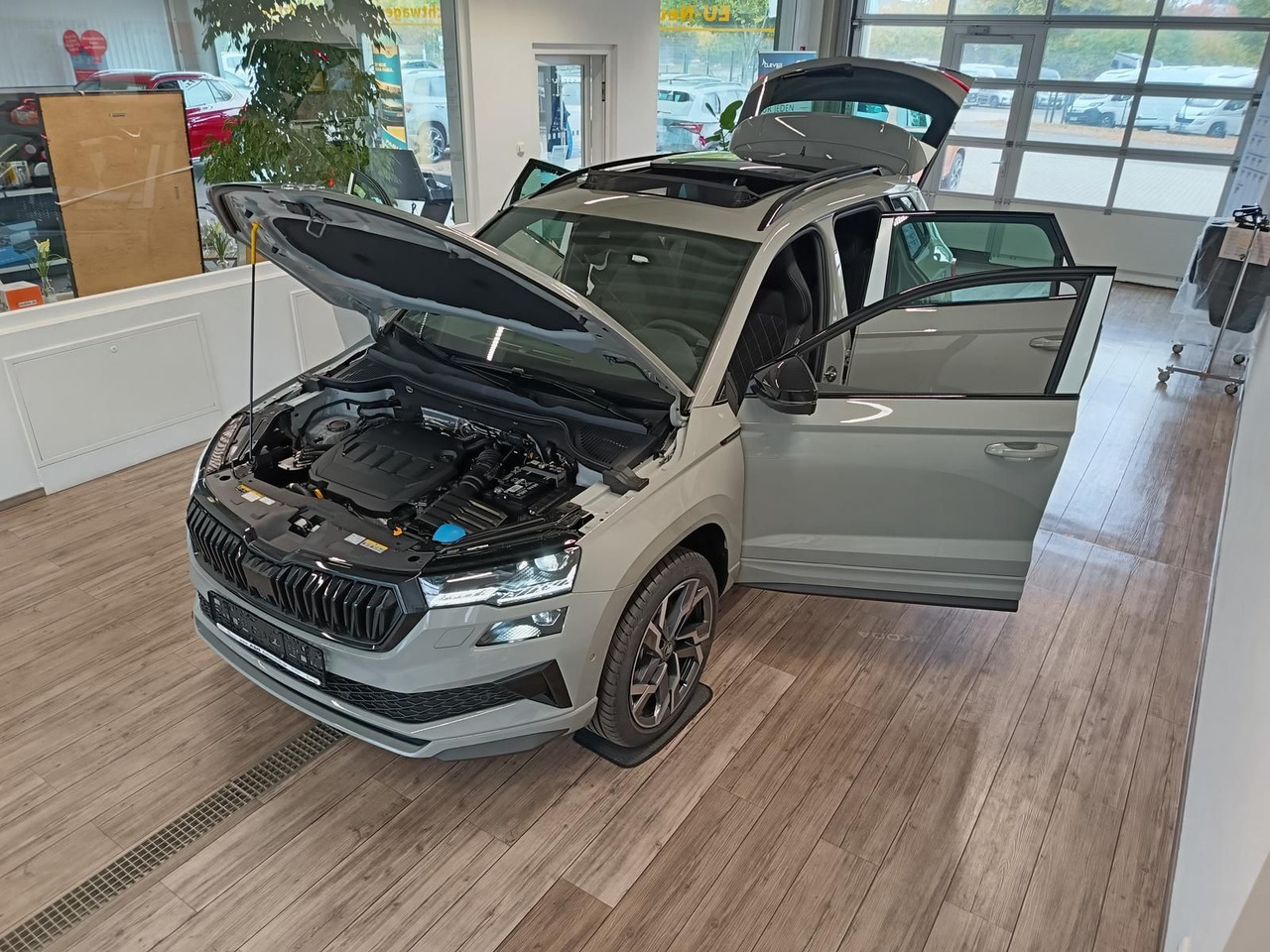 Skoda Karoq Sportline 2,0 TDI DSG 4x4*AHK*PSD*STD.HZG* - Maastur: pilt 2 Skoda Karoq Sportline 2,0 TDI DSG 4x4*AHK*PSD*STD.HZG* - Maastur: pilt 2