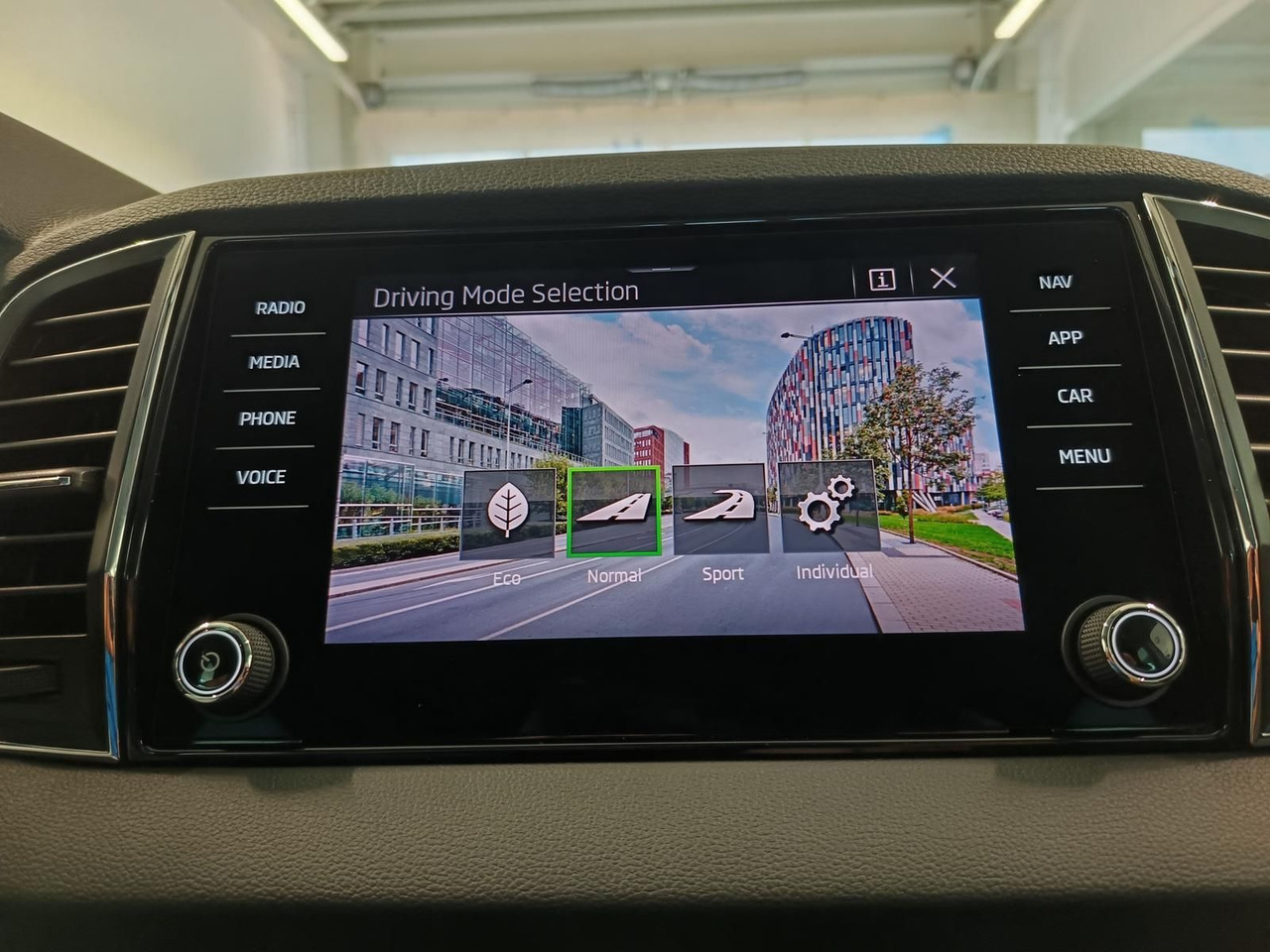 Maastur Skoda Karoq Style 1,5TSI DSG*AHK-VORBER*NAVI*LED*R-KAM: pilt 15