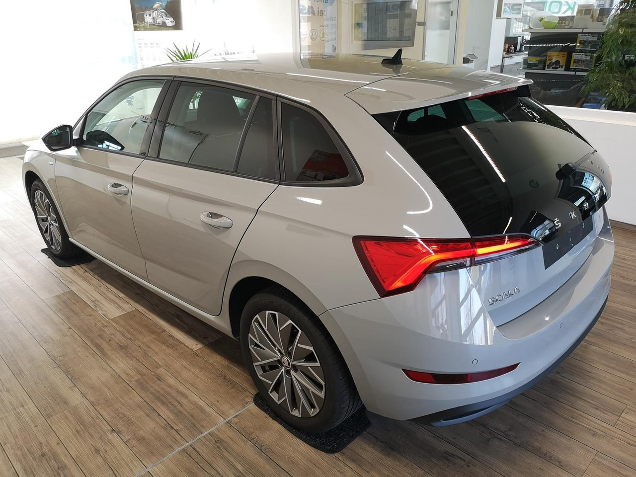 Skoda Scala Ambition 1,0 TSI 81 kW*NAVI*LED*R-KAM*PDC* - Sedaan: pilt 4 Skoda Scala Ambition 1,0 TSI 81 kW*NAVI*LED*R-KAM*PDC* - Sedaan: pilt 4