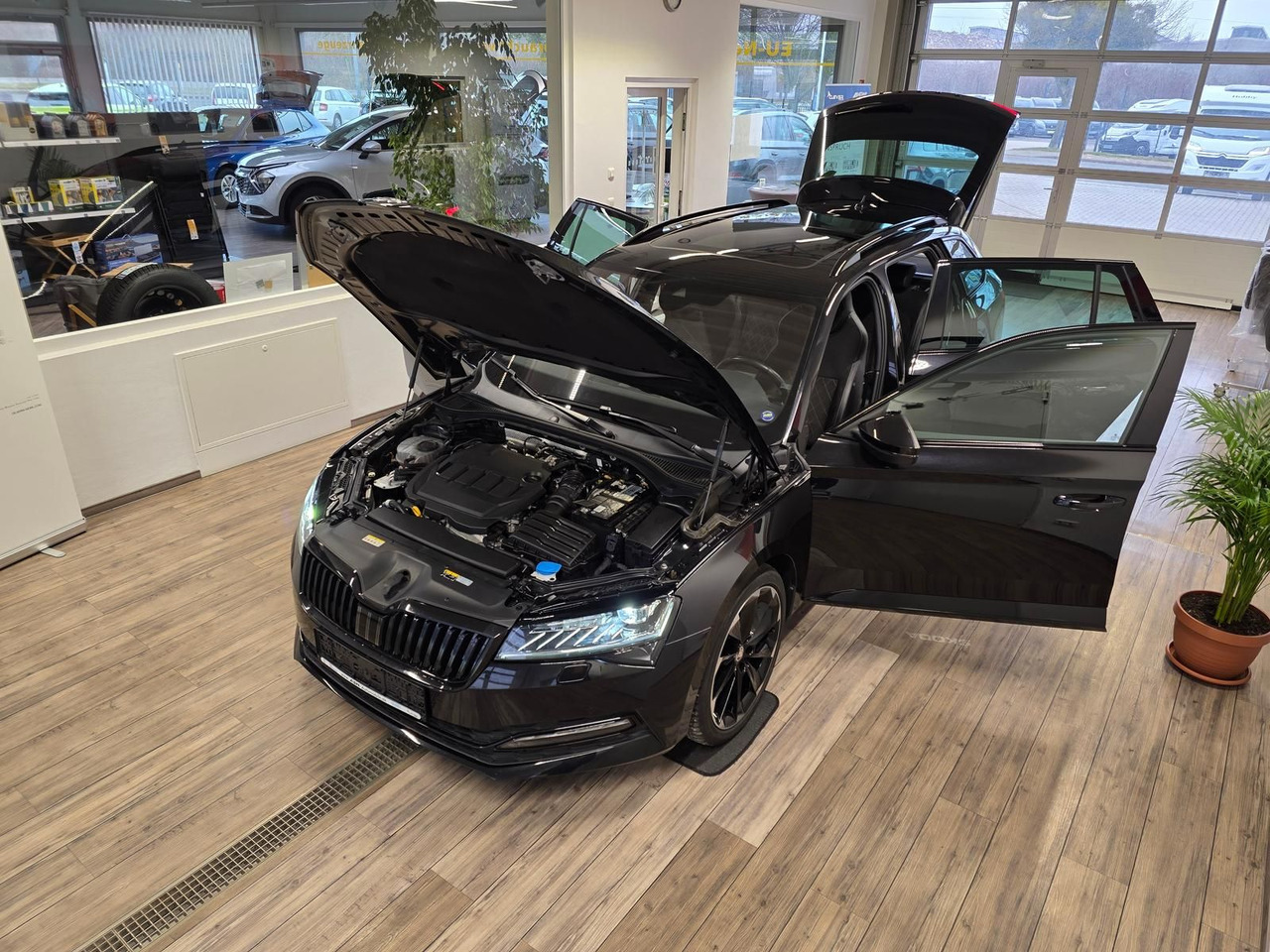 Skoda Superb Combi Sportline 2,0 TDI 4x4*PSD*360°*AHK* - Auto: pilt 2 Skoda Superb Combi Sportline 2,0 TDI 4x4*PSD*360°*AHK* - Auto: pilt 2