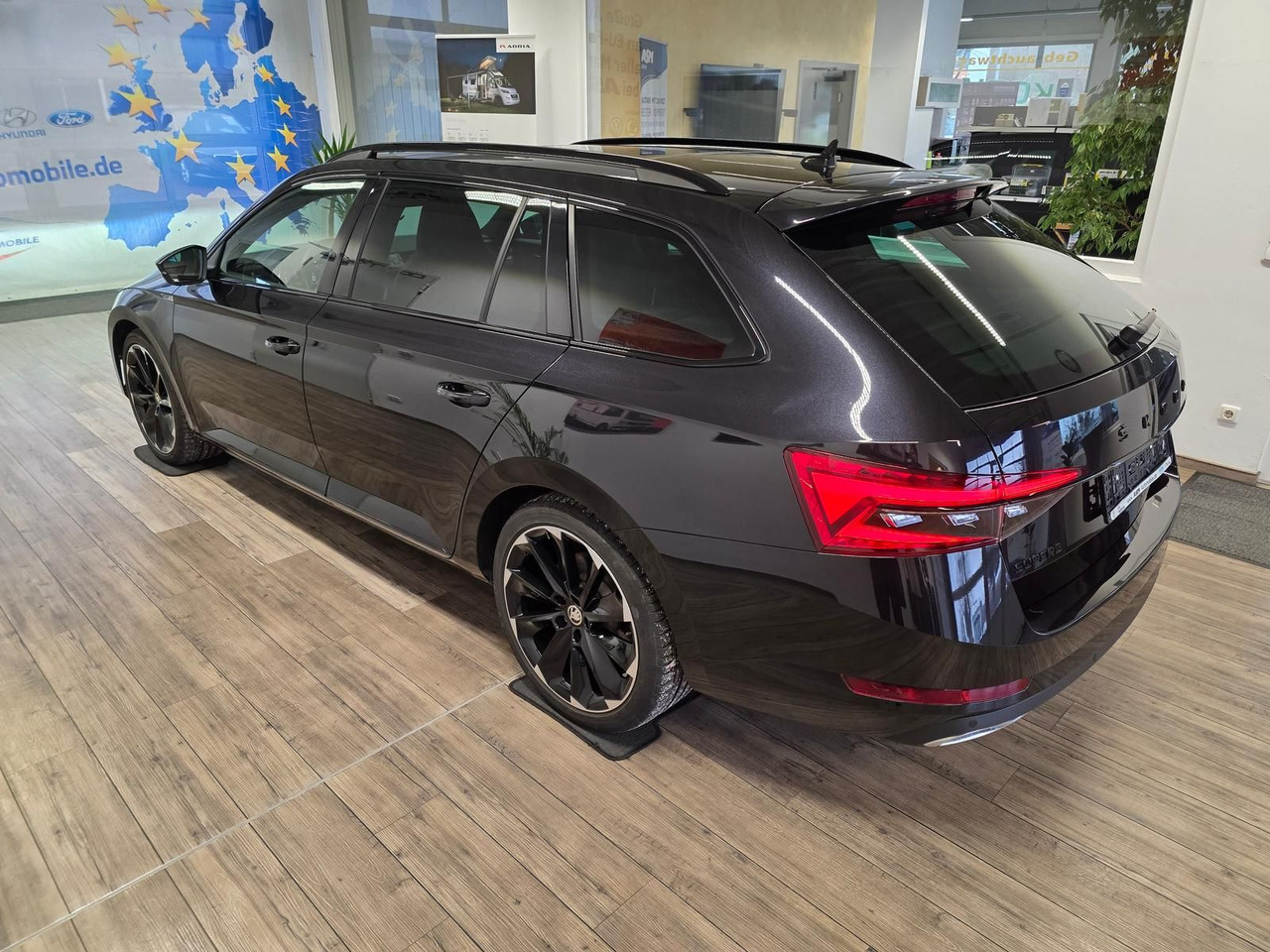 Skoda Superb Combi Sportline 2,0 TDI 4x4*PSD*360°*AHK* - Auto: pilt 4 Skoda Superb Combi Sportline 2,0 TDI 4x4*PSD*360°*AHK* - Auto: pilt 4