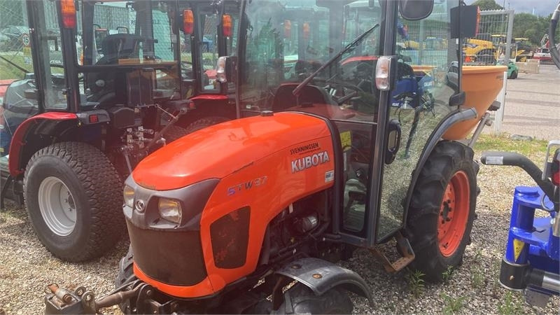 Kubota STW37 Kun 1144 timer STW37 - Munitsipaaltraktor: pilt 2 Kubota STW37 Kun 1144 timer STW37 - Munitsipaaltraktor: pilt 2